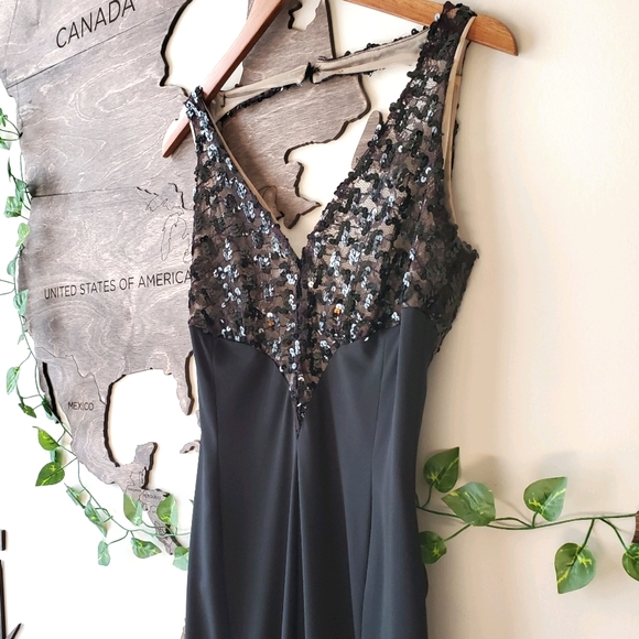 Stunning Sequin Backless Trumpet Dress 🖤 - Picture 4 of 16